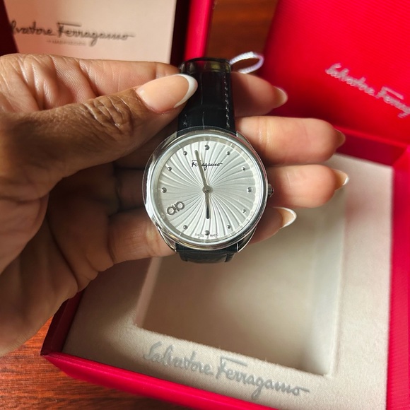 NEW Ferragamo Cuir Stainless Steel & Leather-Strap
Watch - Picture 8 of 8